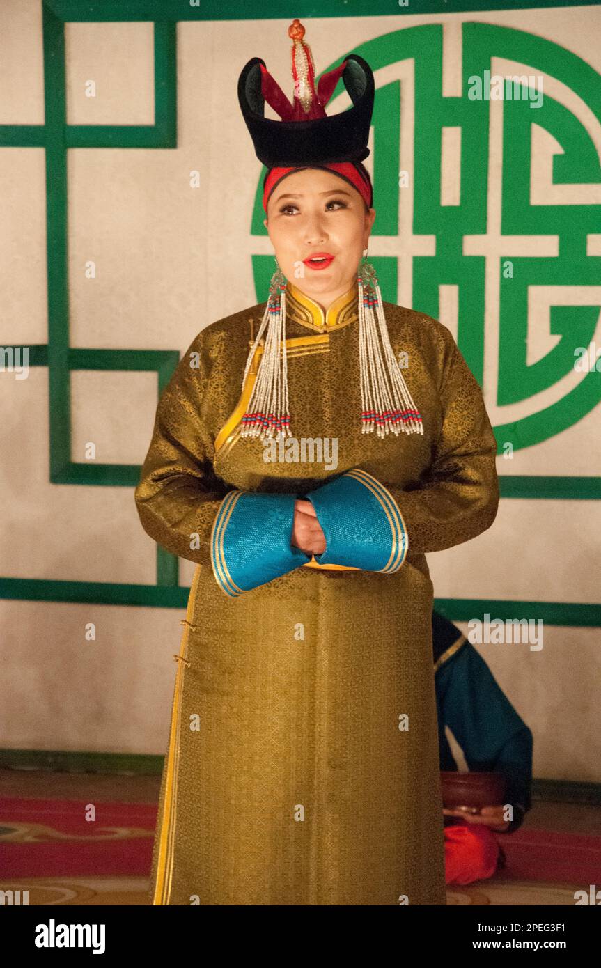 Tumen Ekh National Cultural Ensemble performance a Ulaanbaatar, Mongolia Foto Stock