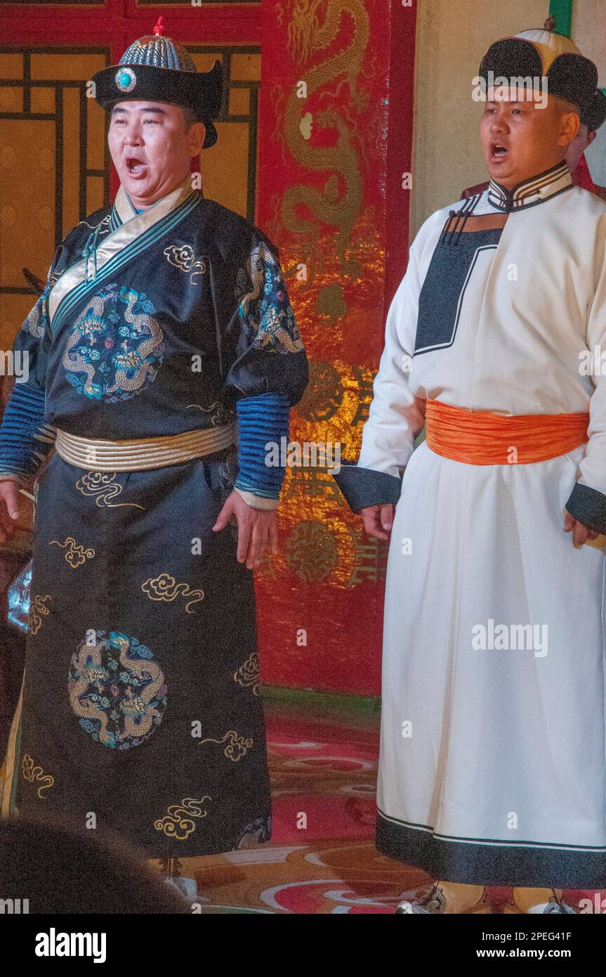 Tumen Ekh National Cultural Ensemble performance a Ulaanbaatar, Mongolia Foto Stock