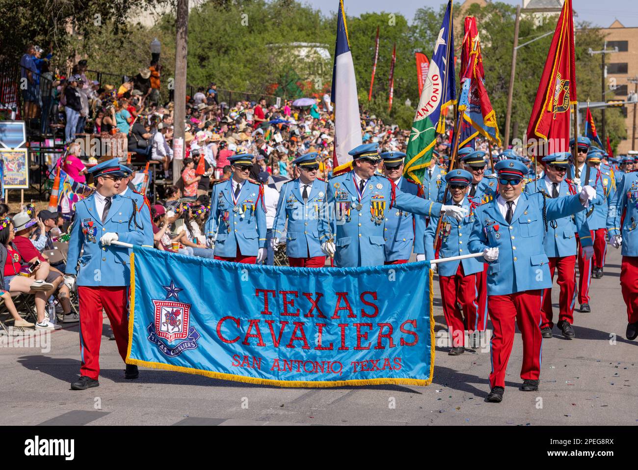 San Antonio, Texas, USA - 8 aprile 2022: La Battaglia dei Fiori Parade, membri dei Cavalieri del Texas che marciano alla parata Foto Stock