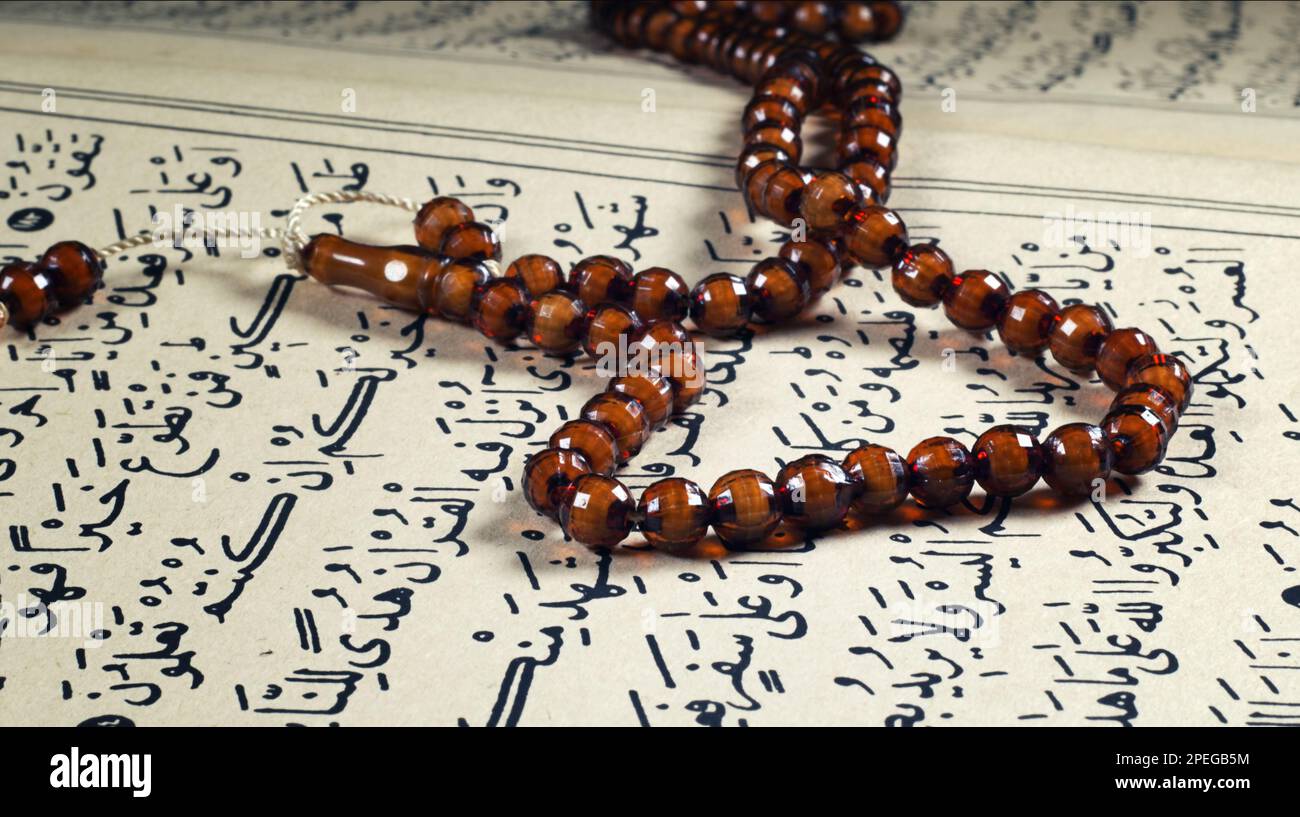 Quran il libro santo della religione musulmana e pregare il conteggio bead foto Foto Stock