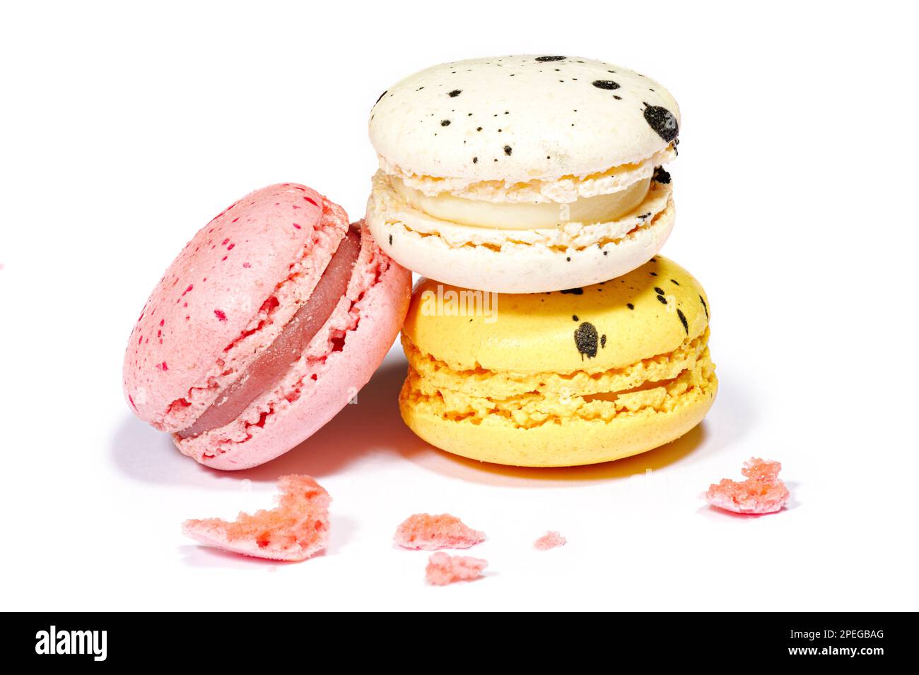 Amaretti dolci amaretti isolati su fondo bianco. Biscotti alla francese con vaniglia, limone e fragola. Scheda pasticceria Foto Stock