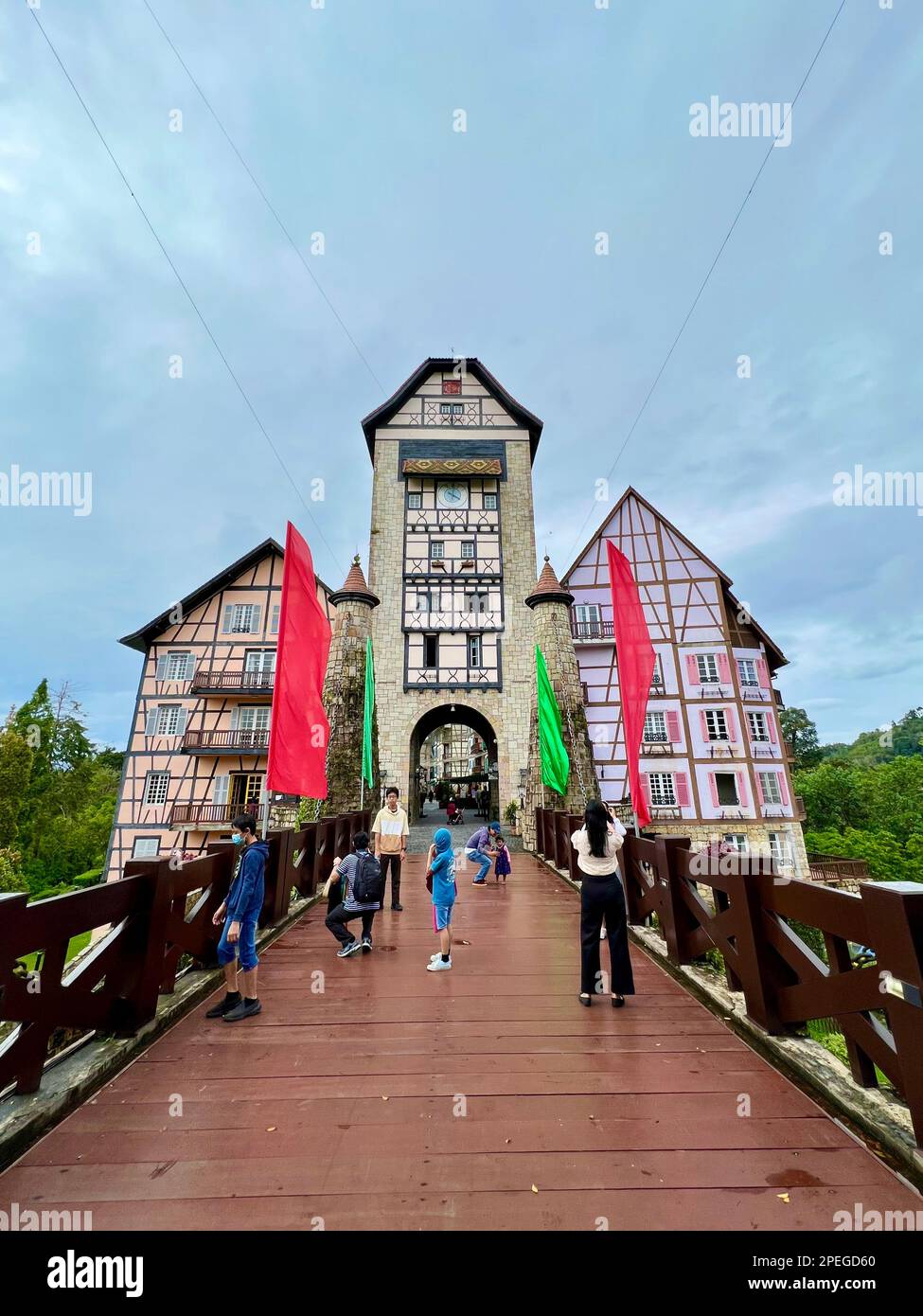 Colmar tropicale, Malesia. 02nd Mar, 2023. Vista sul ponte levatoio e l'ingresso a Colmar tropicale. A un'ora di auto a nord-est della capitale Kuala Lumpur sorge una replica della città di Colmar, patrimonio dell'umanità dell'Alsazia. Il clone nella foresta pluviale è stato costruito nel 1990s su richiesta dell'ex capo di governo Mahathir Mohamed e da allora ha deliziato i visitatori da vicino e lontano. (A dpa: Colmar tropicale: Un pezzo di Alsazia nella giungla della Malesia) Credit: Carola Frentzen/dpa/Alamy Live News Foto Stock
