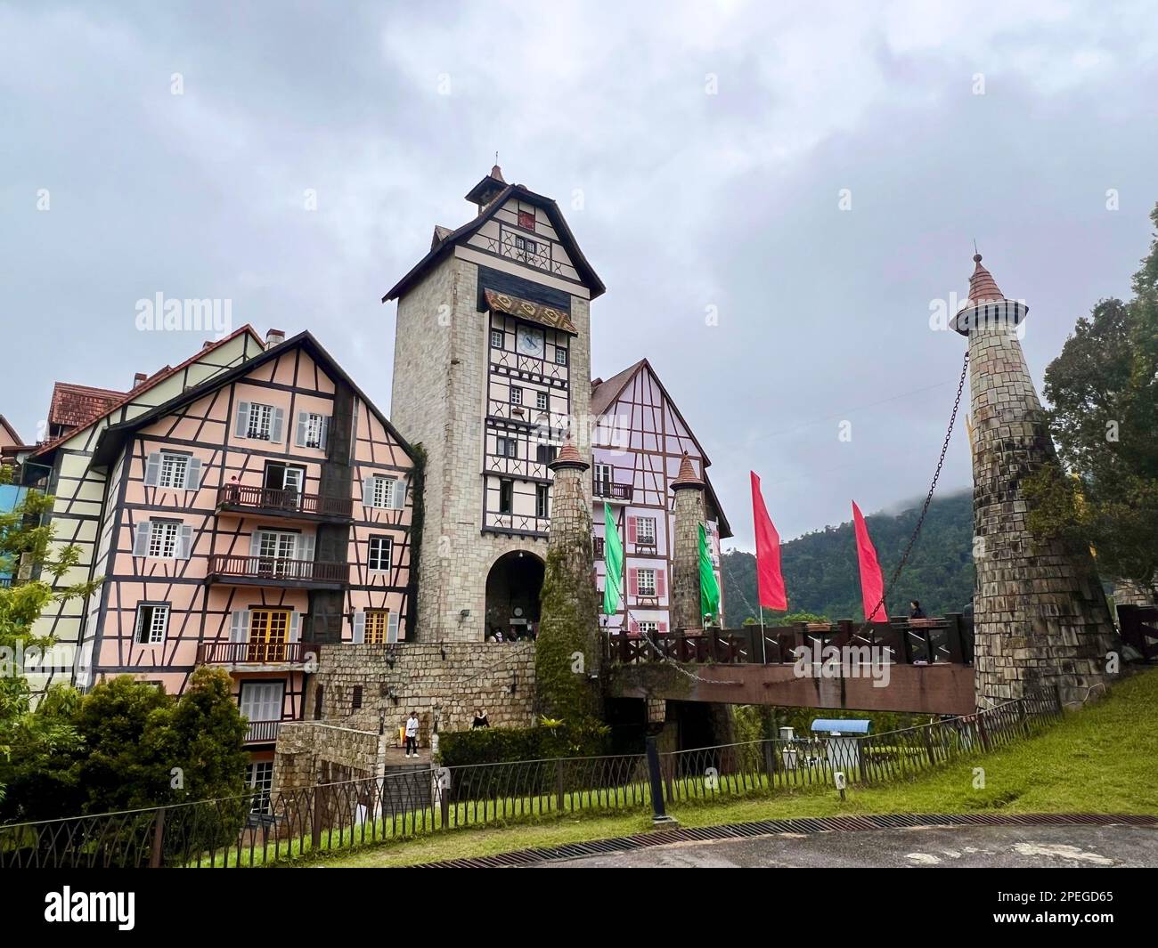 Colmar tropicale, Malesia. 02nd Mar, 2023. Vista sul ponte levatoio e l'ingresso a Colmar tropicale. A un'ora di auto a nord-est della capitale Kuala Lumpur sorge una replica della città di Colmar, patrimonio dell'umanità dell'Alsazia. Il clone nella foresta pluviale è stato costruito nel 1990s su richiesta dell'ex capo di governo Mahathir Mohamed e da allora ha deliziato i visitatori da vicino e lontano. (A dpa: Colmar tropicale: Un pezzo di Alsazia nella giungla della Malesia) Credit: Carola Frentzen/dpa/Alamy Live News Foto Stock