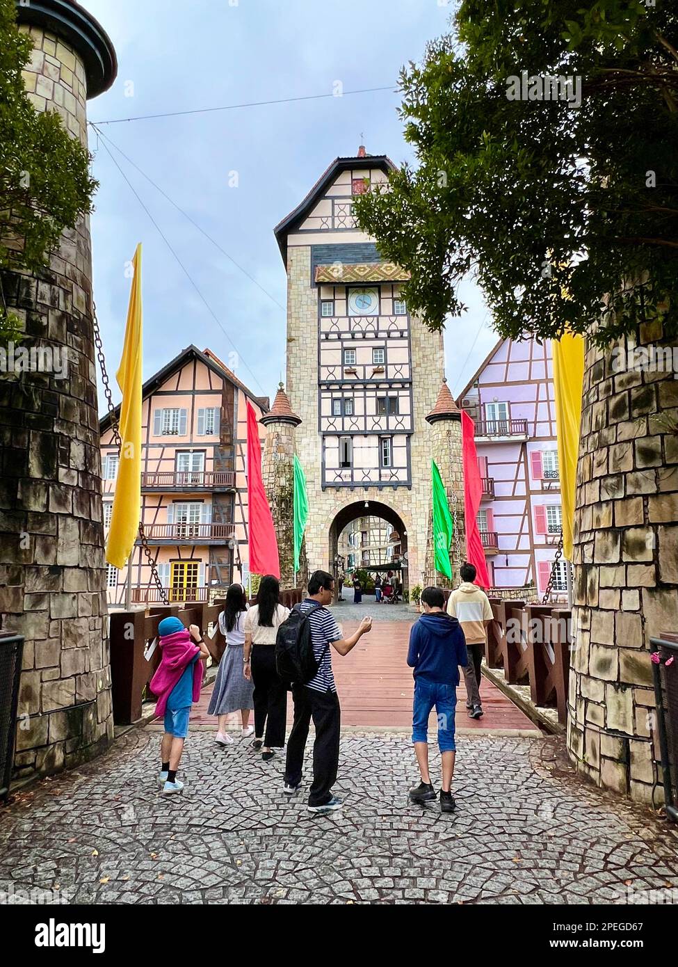 Colmar tropicale, Malesia. 02nd Mar, 2023. Vista sul ponte levatoio e l'ingresso a Colmar tropicale. A un'ora di auto a nord-est della capitale Kuala Lumpur sorge una replica della città di Colmar, patrimonio dell'umanità dell'Alsazia. Il clone nella foresta pluviale è stato costruito nel 1990s su richiesta dell'ex capo di governo Mahathir Mohamed e da allora ha deliziato i visitatori da vicino e lontano. (A dpa: Colmar tropicale: Un pezzo di Alsazia nella giungla della Malesia) Credit: Carola Frentzen/dpa/Alamy Live News Foto Stock