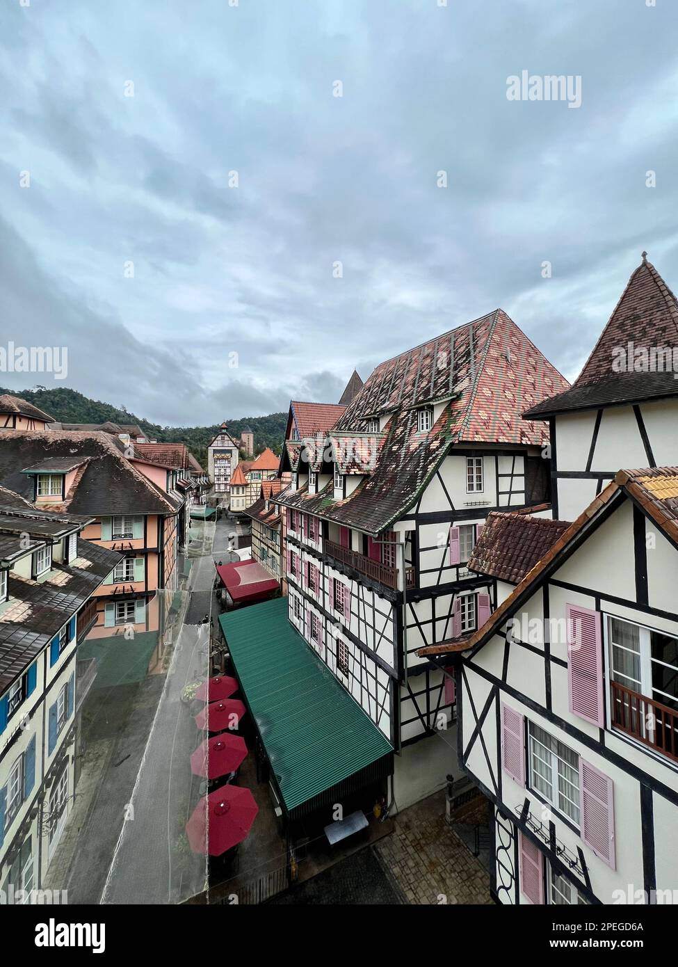 Colmar tropicale, Malesia. 02nd Mar, 2023. Vista su Colmar tropicale con le sue case colorate a graticcio complete di finestre a golfo e torrette. Un'ora di auto a nord-est della capitale Kuala Lumpur è una replica della città patrimonio dell'umanità di Colmar in Alsazia. Il clone nella foresta pluviale è stato costruito nel 1990s su richiesta dell'ex capo di governo Mahathir Mohamed e da allora ha deliziato i visitatori da vicino e lontano. (A dpa: Colmar tropicale: Un pezzo di Alsazia nella giungla della Malesia) Credit: Carola Frentzen/dpa/Alamy Live News Foto Stock