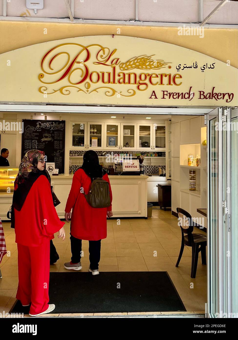 Colmar tropicale, Malesia. 02nd Mar, 2023. I visitatori entrano nella boulangerie di Colmar tropicale. A un'ora di auto a nord-est della capitale Kuala Lumpur sorge una replica della città di Colmar, patrimonio dell'umanità dell'Alsazia. Il clone nella foresta pluviale è stato costruito nel 1990s su richiesta dell'ex capo di governo Mahathir Mohamed e da allora ha deliziato i visitatori da vicino e lontano. (A dpa: Colmar tropicale: Un pezzo di Alsazia nella giungla della Malesia) Credit: Carola Frentzen/dpa/Alamy Live News Foto Stock
