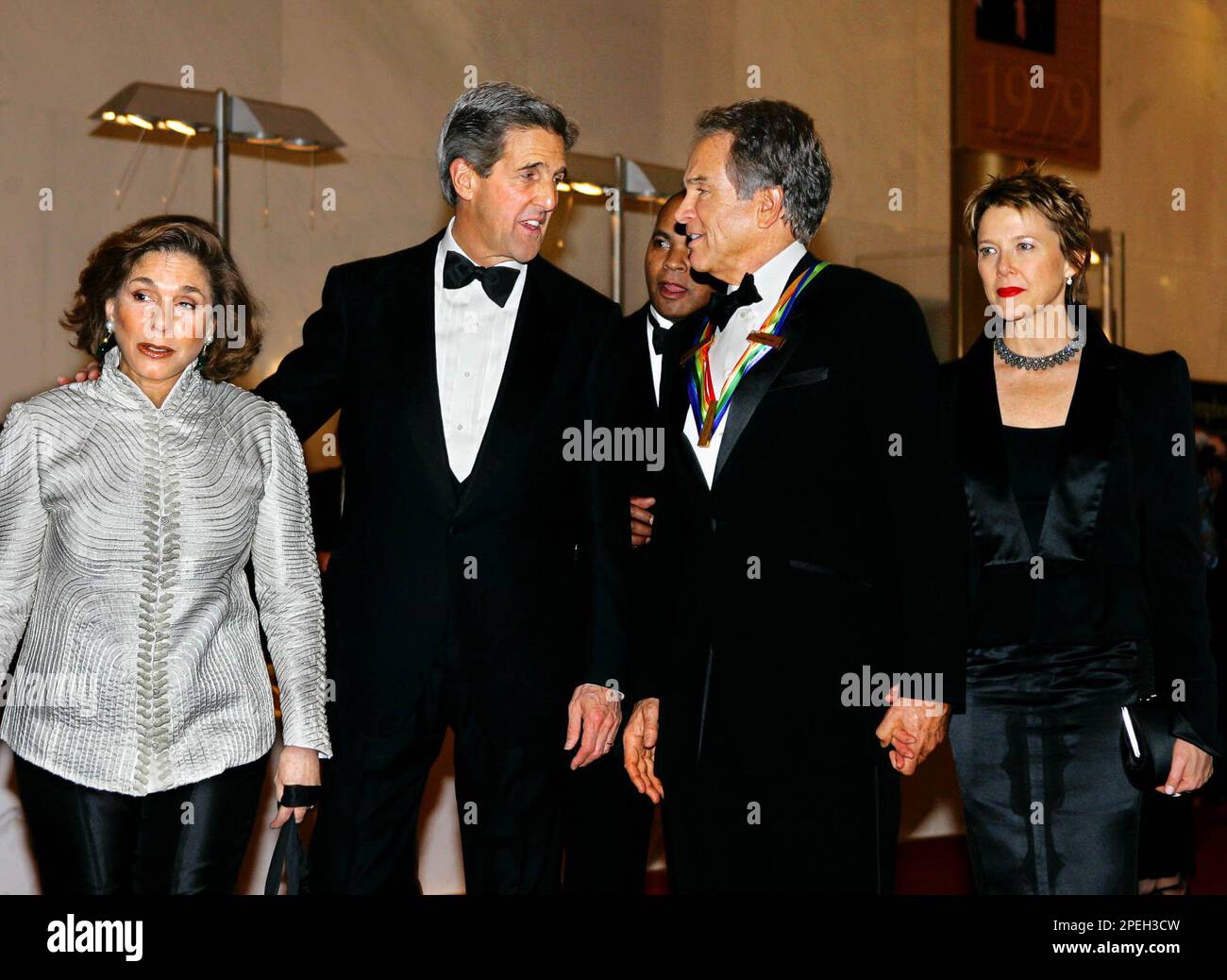 Former presidential candidate Sen. John Kerry, D-Mass., second from left, and his wife Teresa Heinz Kerry, far left, walk with 2004 Kennedy Center honoree, actor Warren Beatty, and his wife, actress Annette Bening, far right, as they arrive for the gala performance at the John F. Kennedy Center for the Performing Arts in Washington, Sunday, Dec. 5, 2004. Recipients celebrated at this year's 27th Kennedy Center Honors are actor, producer, writer and director Warren Beatty; husband-and-wife actors, writers and producers Ossie Davis and Ruby Dee; singer and composer Elton John; soprano Joan Suthe Foto Stock