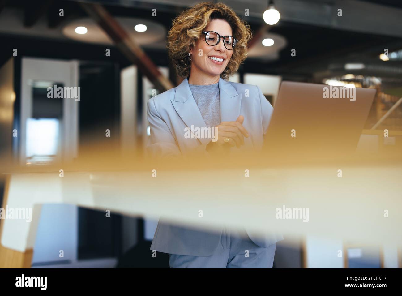 Donna d'affari caucasica che ha una videochiamata in un ufficio di coworking. Donna professionale di affari che ha una riunione in linea. Professionista femminile che fa re Foto Stock