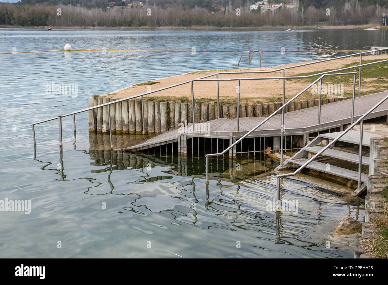 Accesso per disabili alla zona balneare del lago Banyoles, Banyoles, Catalogna, Spagna Foto Stock