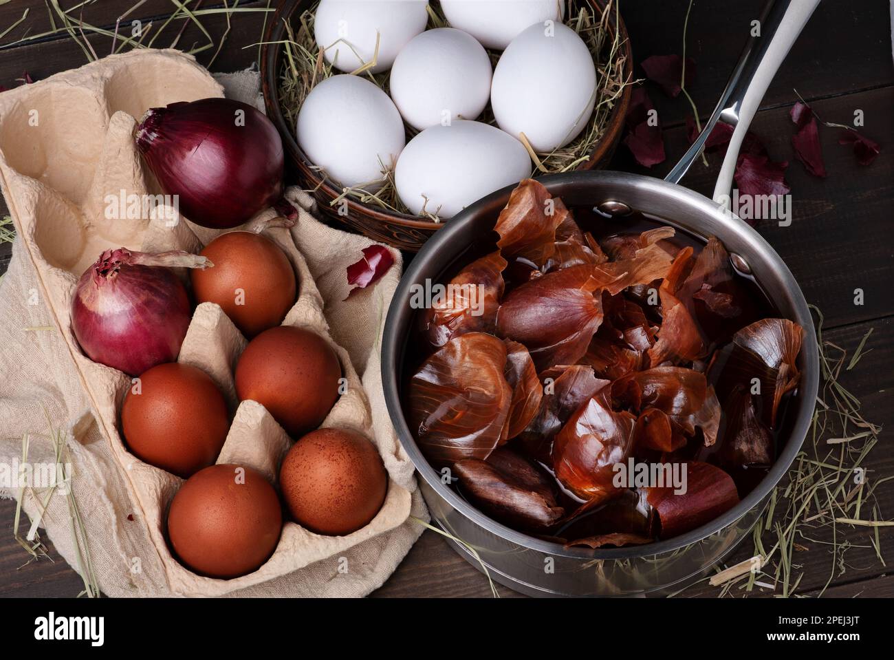 Colorare le uova di pollo per Pasqua con le bucce di cipolla. Foto Stock