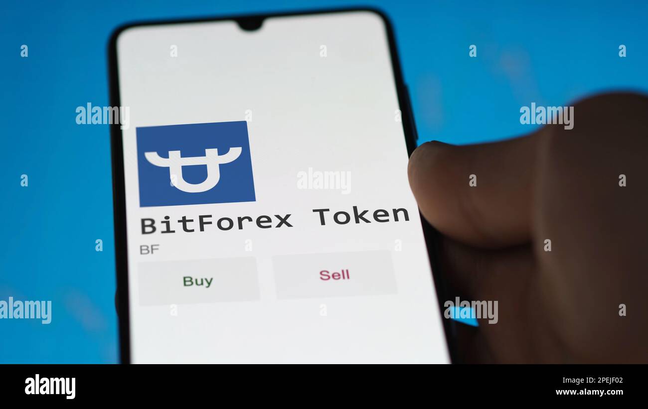 Marzo 11 2023 Londra UK. Un investitore che analizza la moneta BitForex Token sullo schermo. Un telefono mostra i prezzi del cripto per investire in BF Foto Stock