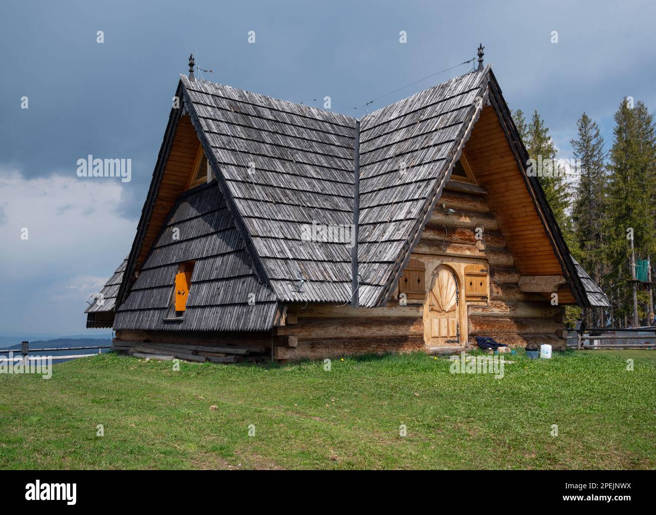 Vista di uno chalet in legno situato nel villaggio alpino di Zakopane, Polonia. Foto Stock