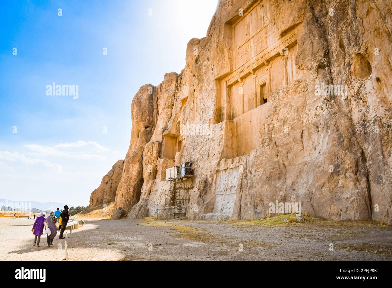 Necropoli, Iran - 8th giugno 2022: Tombe di Artaserse i e Dario il Grande, re dell'impero achemenide, situate nella necropoli di Naqsh-e Rostam Foto Stock