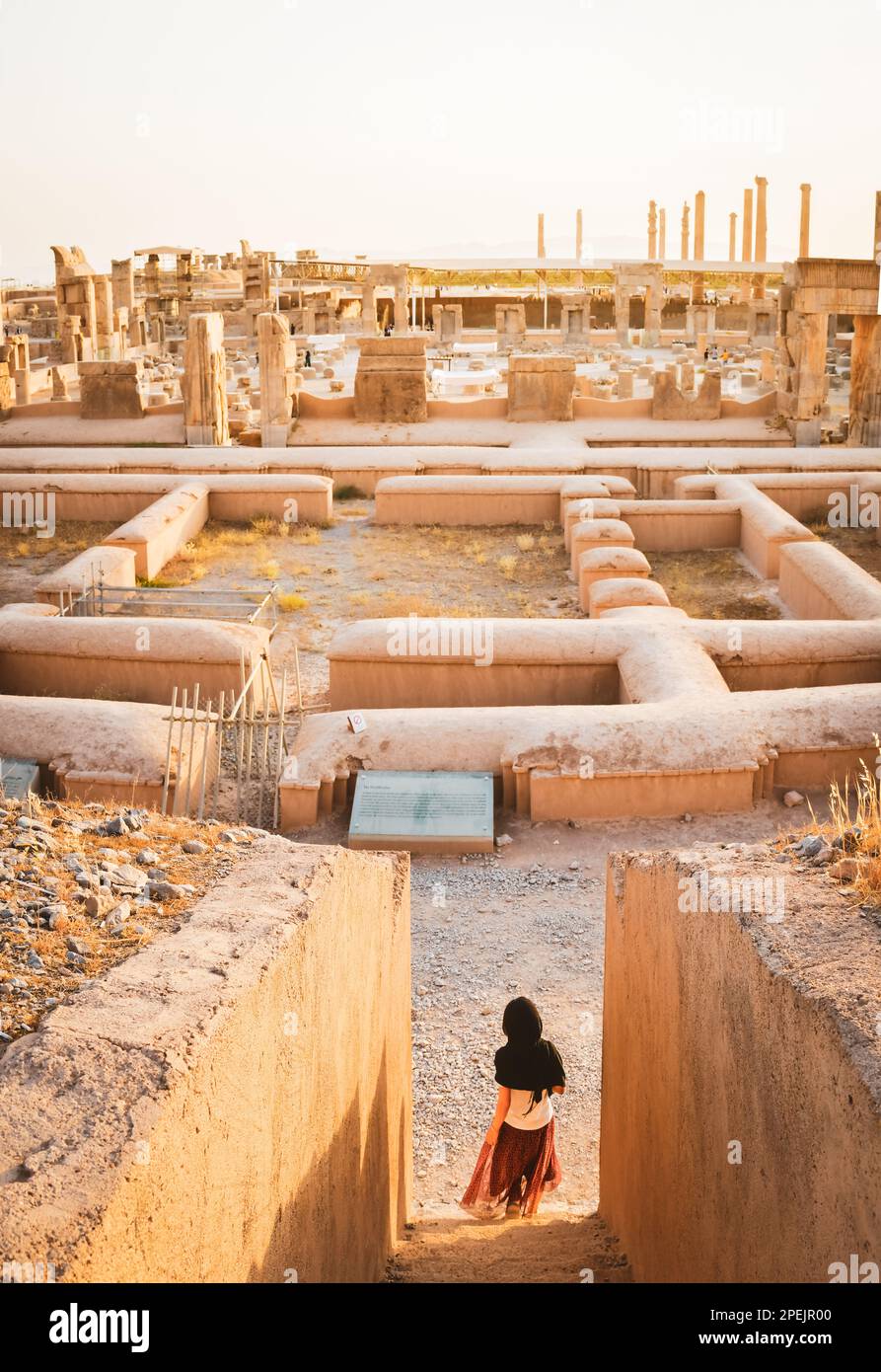 Passeggiata turistica a Persepolis antica - città persiana nel sud dell'Iran. Famosa destinazione di viaggio nel centro-est Foto Stock