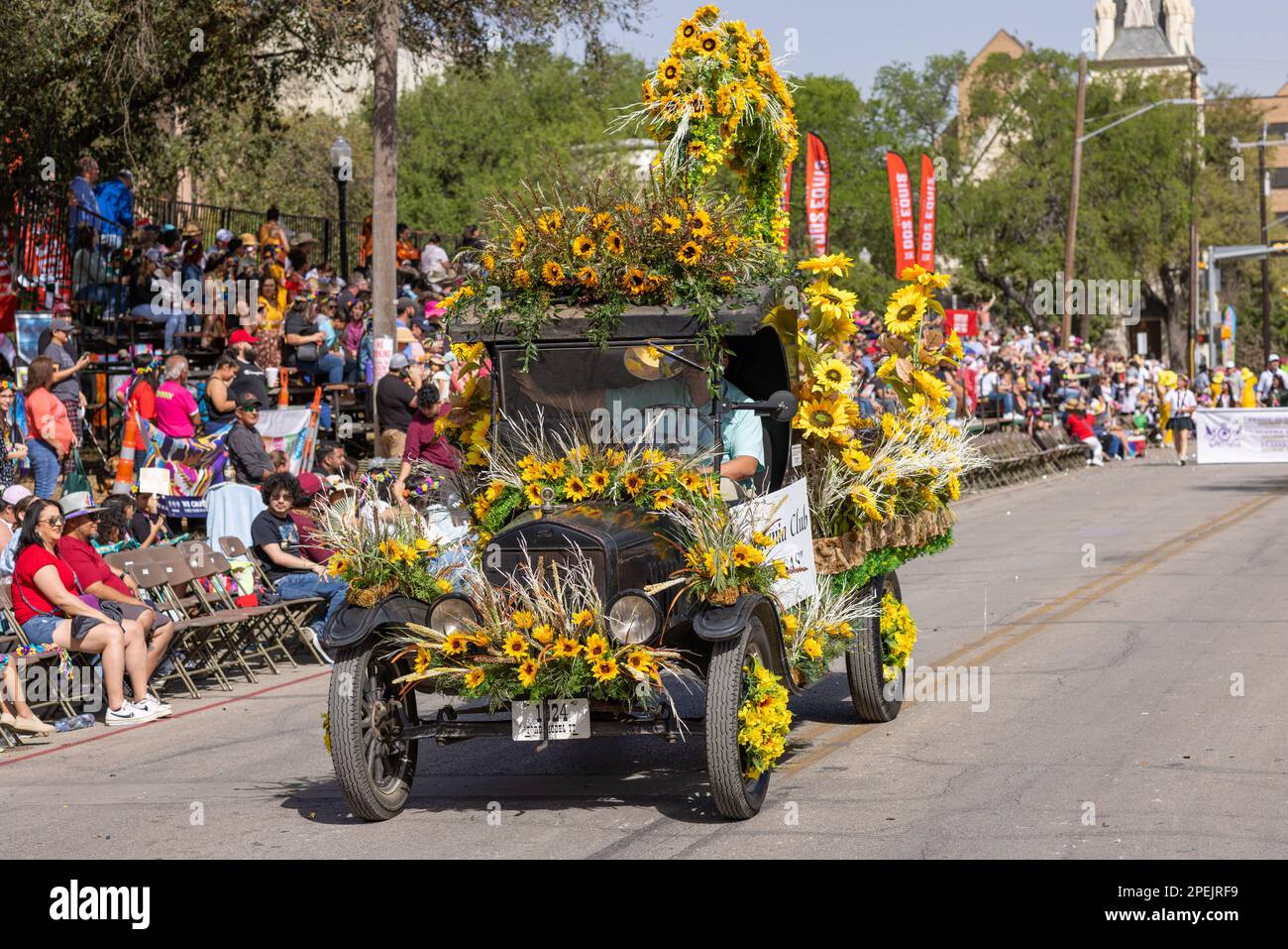 San Antonio, Texas, USA - 8 aprile 2022: La Battaglia dei Fiori Parade, Ford Model T piena di fiori di sole alla parata Foto Stock