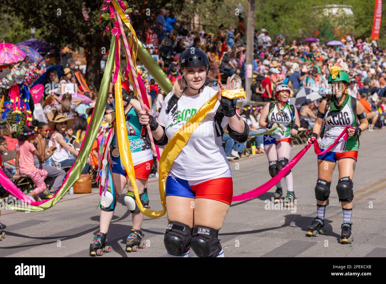 San Antonio, Texas, USA - 8 aprile 2022: La Battaglia dei Fiori Parade, membri delle Alamo City Roller Girls Foto Stock