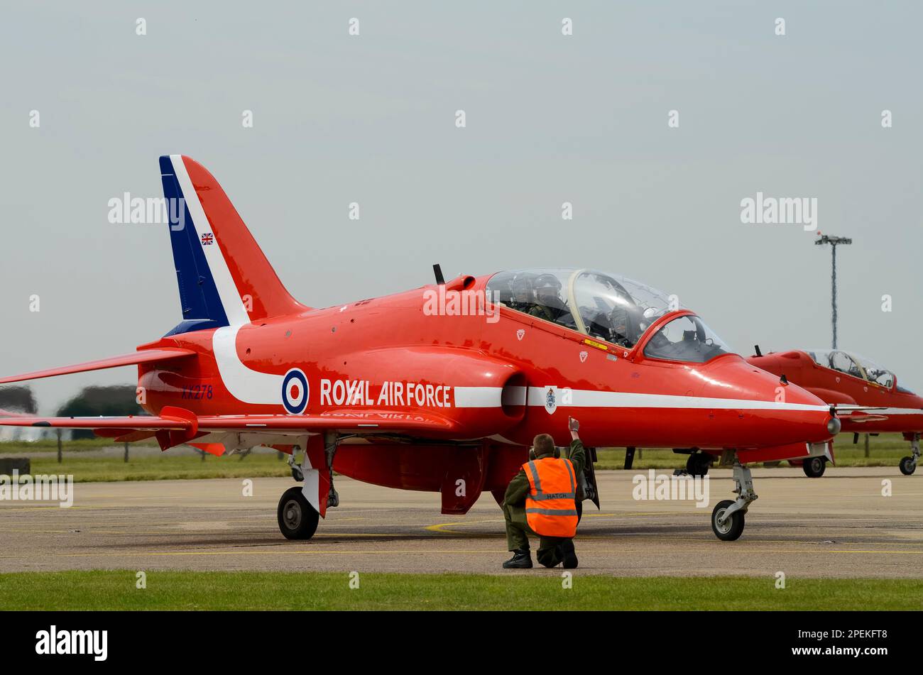 Royal Air Force Red Arrows mostra il team BAe Hawk T1 aerei a reazione che si esibiscono al RAF Scampton, con i pollici di un ingegnere dell'equipaggio di terra Foto Stock