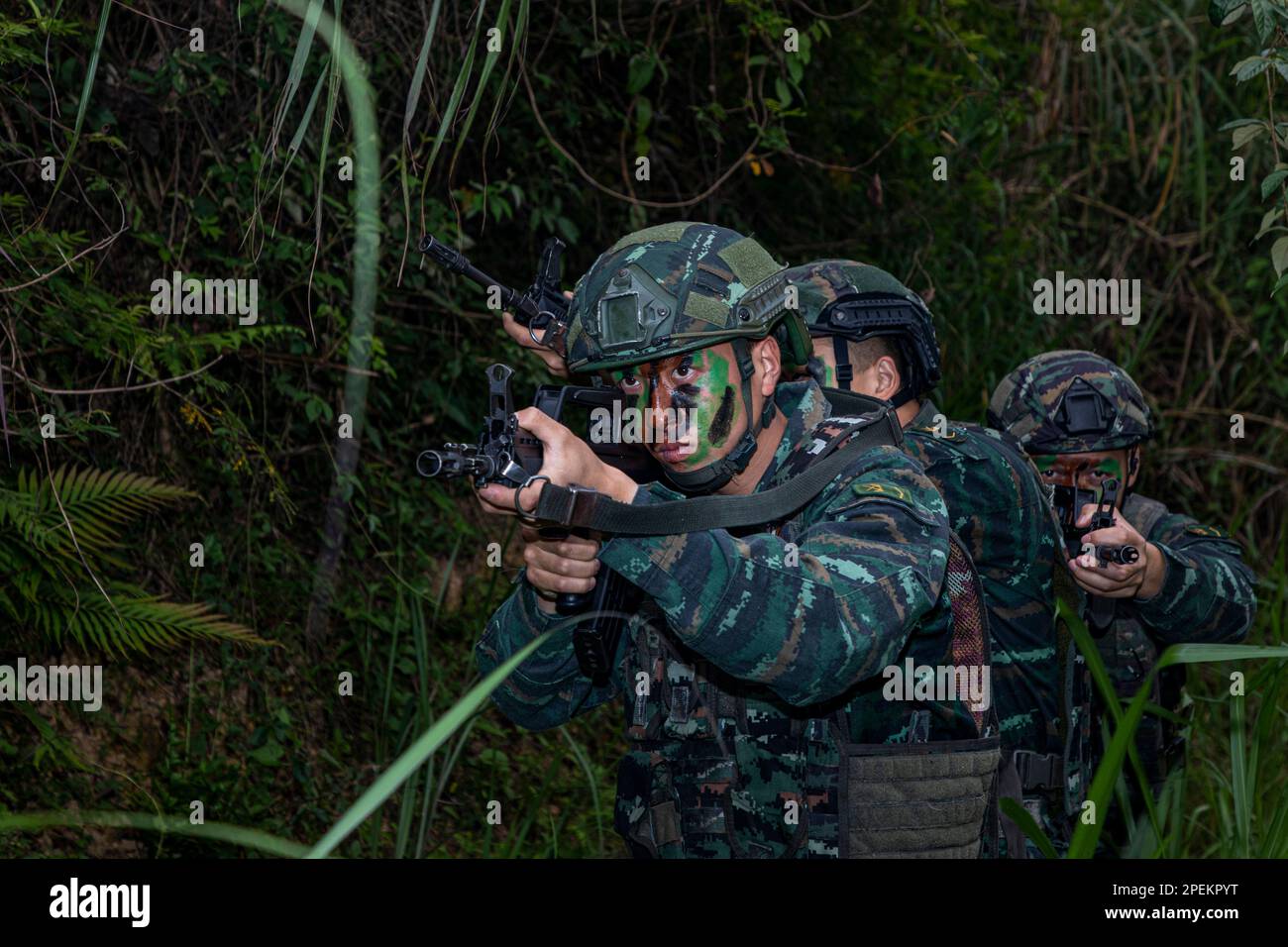 FANGCHENGGANG, CINA - 15 MARZO 2023 - i soldati delle forze speciali alternano obiettivi di ricerca di copertura a Fangchenggang, provincia del Guangxi, Cina, 15 marzo 20 Foto Stock