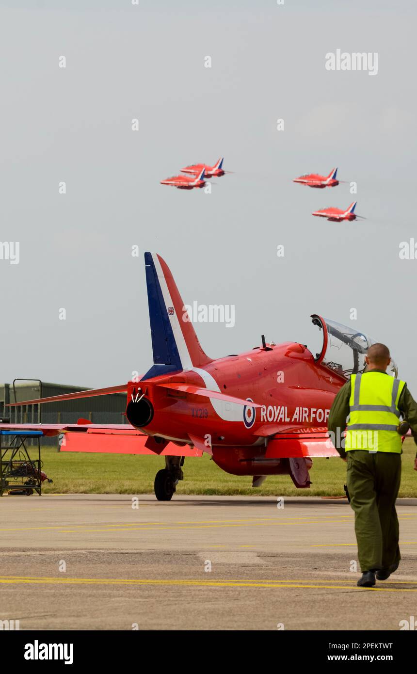 Royal Air Force Red Arrows mostra il team BAe Hawk T1 jet plane decollare per esporre al RAF Scampton, sopra jet di ricambio e squadra di terra, ingegnere Foto Stock
