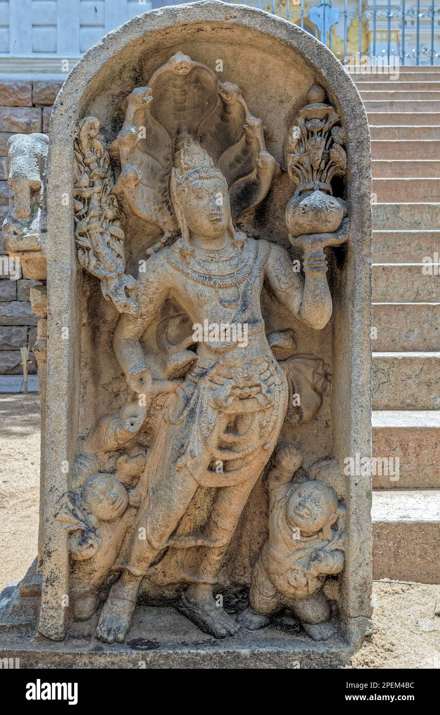 09 10 2007 pietra della Guardia naga raja e due nane scolpite in una pietra nel complesso del Tempio Sacro dell'albero di Bodhi ad Anuradhapura in Sri Lanka Asia. Foto Stock