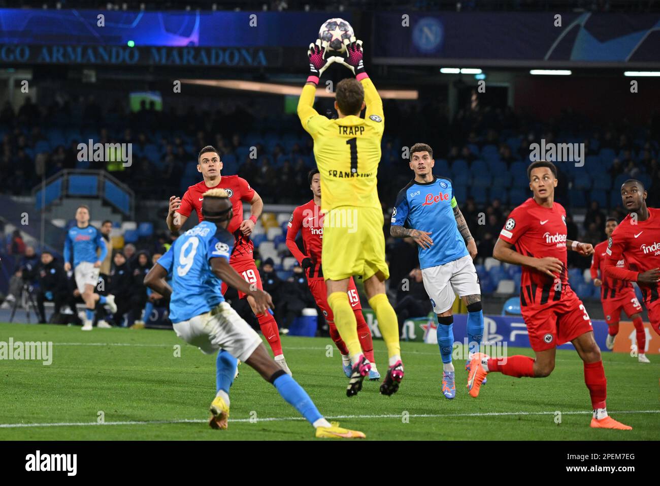 Kevin Trapp (Eintracht Frankfurt)Rafael Santos Borre (Eintracht Frankfurt)Giovanni di Lorenzo (Napoli) durante la partita della UEFA Champions League tra Napoli 3-0 Eintracht Frankfurt allo stadio Diego Maradona il 125 marzo 2023 a Napoli. Credit: Maurizio Borsari/AFLO/Alamy Live News Foto Stock