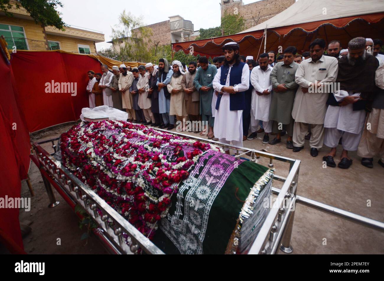 15 marzo 2023, Peshawar, Peshawar, Pakistan: Parenti e ospiti partecipano ai funerali dell'adolescente pakistano Azan Afridi, una delle vittime pakistane di un relitto al largo delle coste italiane. Secondo la famiglia di Afridi, l'adolescente è stato tra le vittime di un relitto di barche il 26 febbraio 2023 al largo delle coste italiane che ha lasciato 69 persone morte. Il suo corpo fu identificato dallo zio in Italia. Il settimo-grader Afridi stava cercando di perseguire il suo sogno di istruzione superiore. La tragedia evidenzia la mancanza di opportunità economiche ed educative di qualità in Pakistan e il crescente numero di persone che ne fanno uso Foto Stock