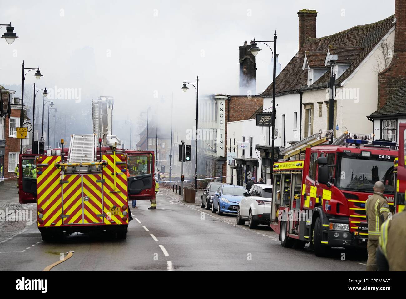 Vigili del fuoco che si trovano a Midhurst, nel Sussex occidentale, e che comprende un hotel di 400 anni che si dice ospitasse rifugiati ucraini. Si pensava che l'incendio fosse scoppiato poco dopo le 1am di giovedì in una proprietà di North Street prima di diffondersi sul tetto dell'Angel Inn accanto. Data immagine: Giovedì 16 marzo 2023. Foto Stock