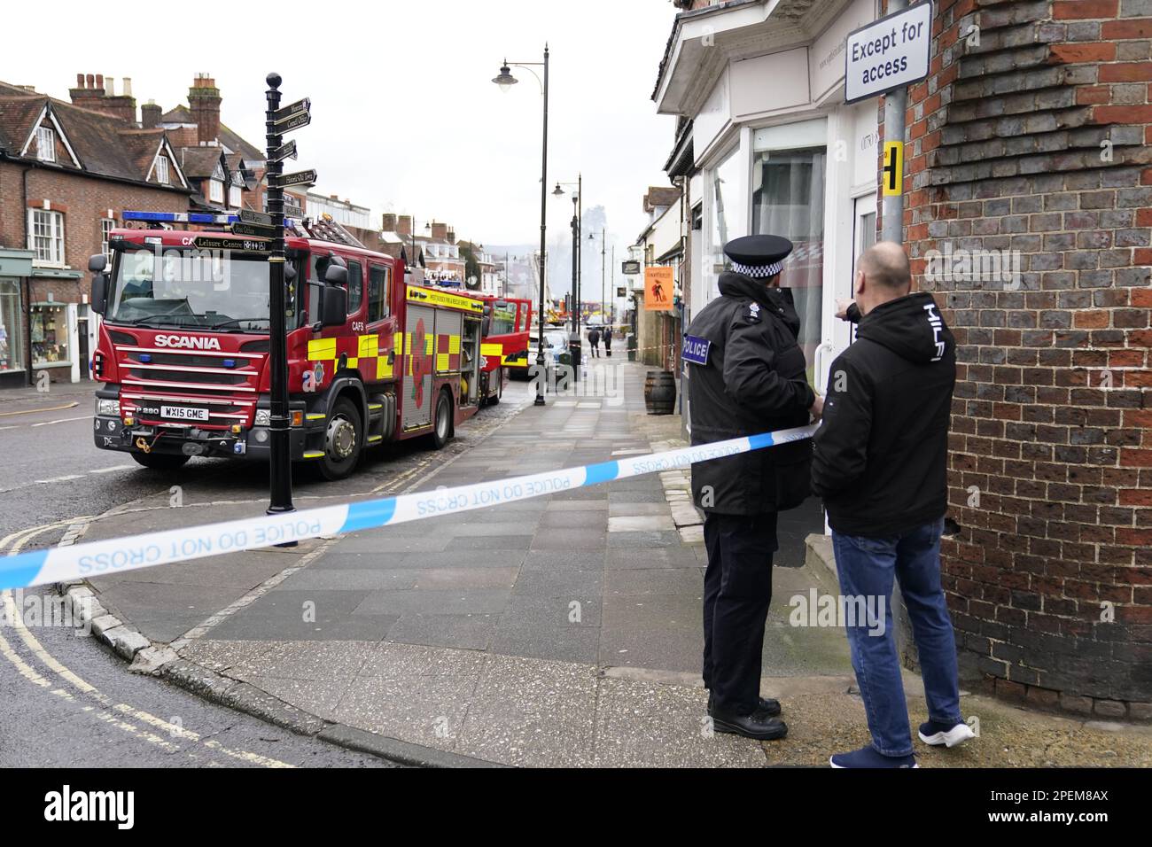 Vigili del fuoco che si trovano a Midhurst, nel Sussex occidentale, e che comprende un hotel di 400 anni che si dice ospitasse rifugiati ucraini. Si pensava che l'incendio fosse scoppiato poco dopo le 1am di giovedì in una proprietà di North Street prima di diffondersi sul tetto dell'Angel Inn accanto. Data immagine: Giovedì 16 marzo 2023. Foto Stock