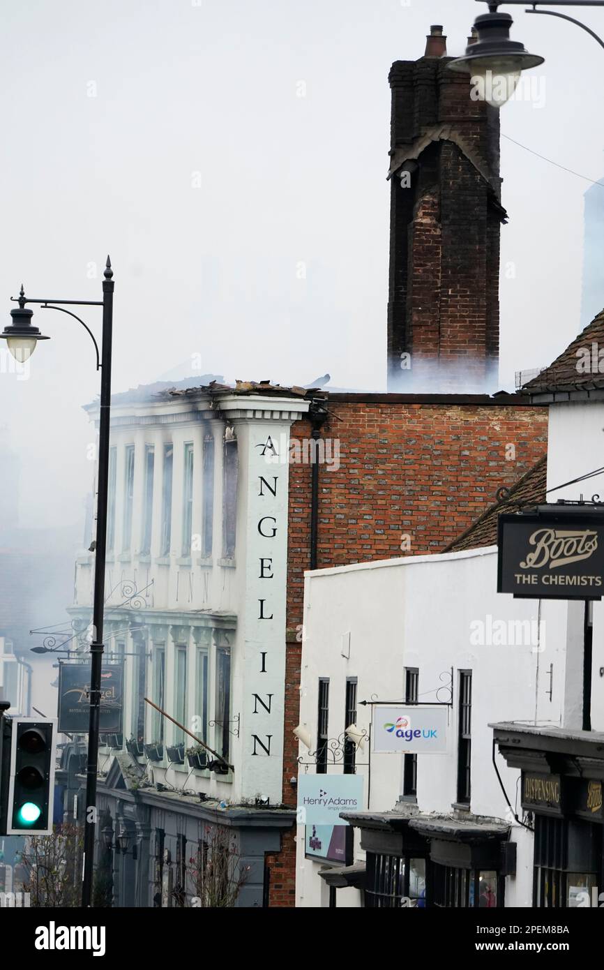 Vigili del fuoco che si trovano a Midhurst, nel Sussex occidentale, e che comprende un hotel di 400 anni che si dice ospitasse rifugiati ucraini. Si pensava che l'incendio fosse scoppiato poco dopo le 1am di giovedì in una proprietà di North Street prima di diffondersi sul tetto dell'Angel Inn accanto. Data immagine: Giovedì 16 marzo 2023. Foto Stock