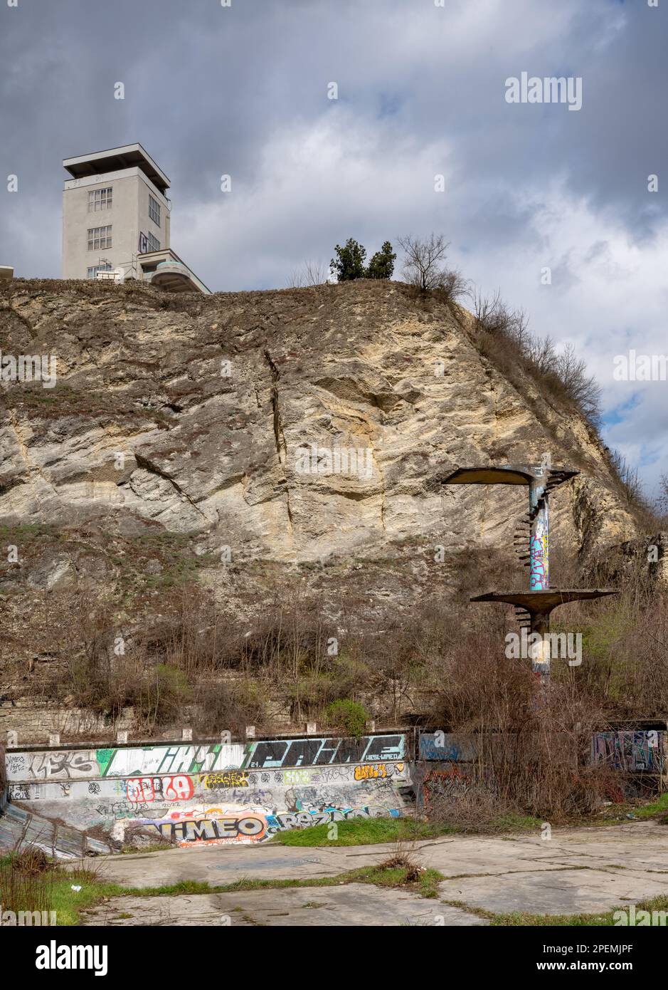 Rovine di una piscina di 'Barrandovské terasy' resort dal 1920-1930s in una ex cava di pietra calcarea a Praga. Parte superiore del complesso in cima. Foto Stock