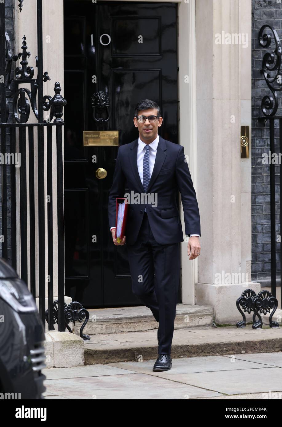 Londra, Regno Unito. 15th Mar, 2023. Il primo ministro Rishi Sunak lascia il numero 10 di Downing Street, pronto per le interrogazioni del primo ministro prima del discorso di bilancio alla Camera dei Comuni all'ora di pranzo. Giornata di bilancio, Downing Street, Westminster, Londra, il 15th marzo 2023. Credit: Paul Marriott/Alamy Live News Foto Stock