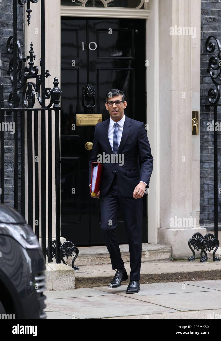 Londra, Regno Unito. 15th Mar, 2023. Il primo ministro Rishi Sunak lascia il numero 10 di Downing Street, pronto per le interrogazioni del primo ministro prima del discorso di bilancio alla Camera dei Comuni all'ora di pranzo. Giornata di bilancio, Downing Street, Westminster, Londra, il 15th marzo 2023. Credit: Paul Marriott/Alamy Live News Foto Stock