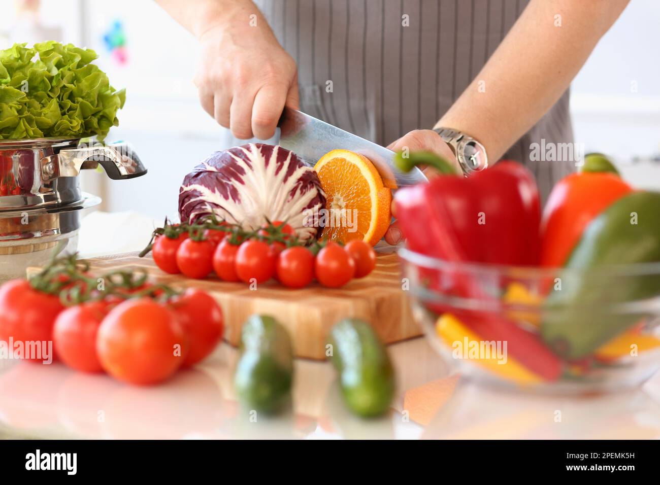 Cuocere a bordo i tagli di verdure e frutta con un coltello Foto Stock