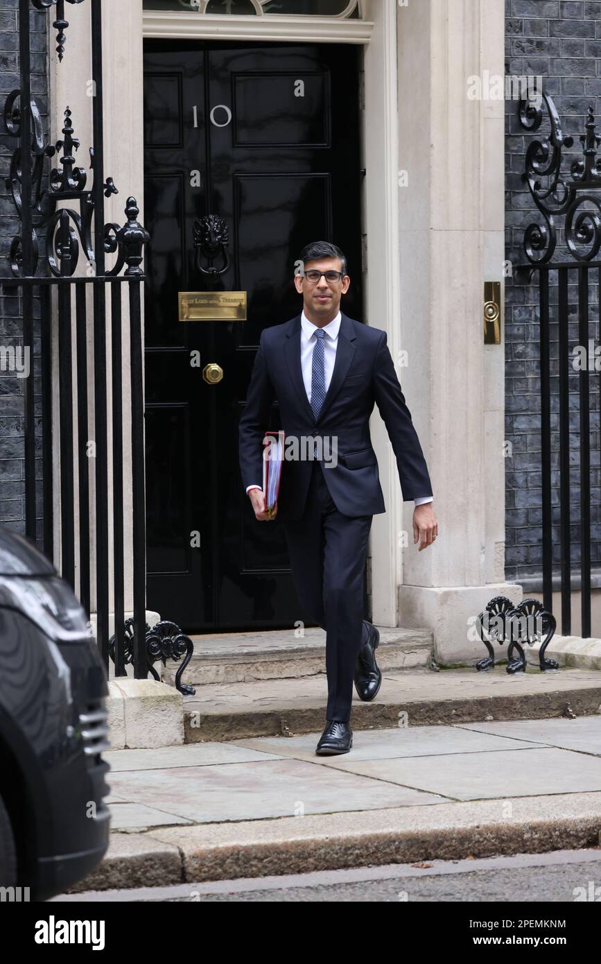 Londra, Regno Unito. 15th Mar, 2023. Il primo ministro Rishi Sunak lascia il numero 10 di Downing Street, pronto per le interrogazioni del primo ministro prima del discorso di bilancio alla Camera dei Comuni all'ora di pranzo. Giornata di bilancio, Downing Street, Westminster, Londra, il 15th marzo 2023. Credit: Paul Marriott/Alamy Live News Foto Stock