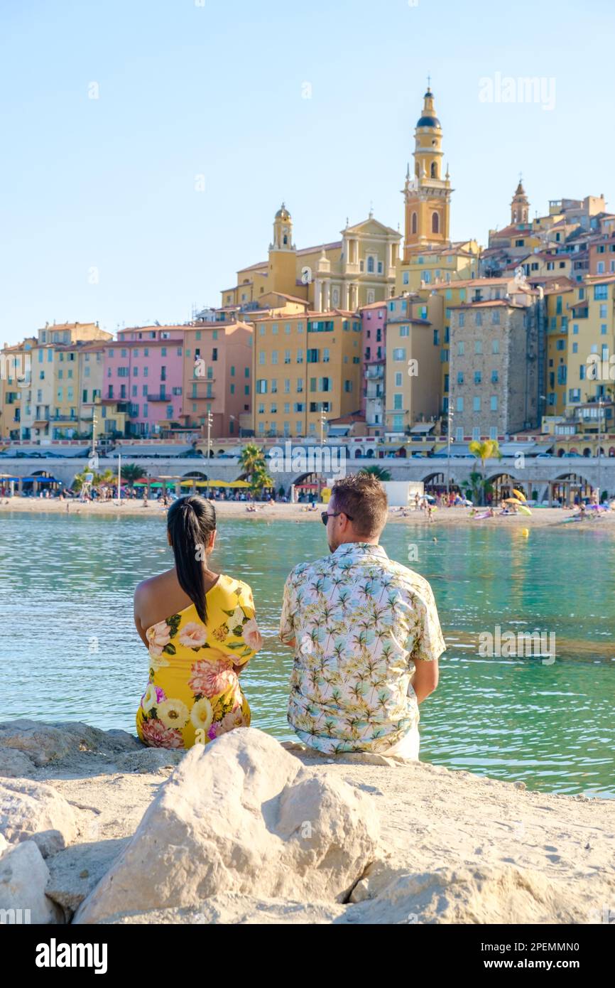 Menton Francia, coppia uomini e donne in vacanza in Costa Azzurra Francia, Vista sulla parte vecchia di Menton, Provenza-Alpi-Costa Azzurra, Francia Europa durante l'estate Foto Stock