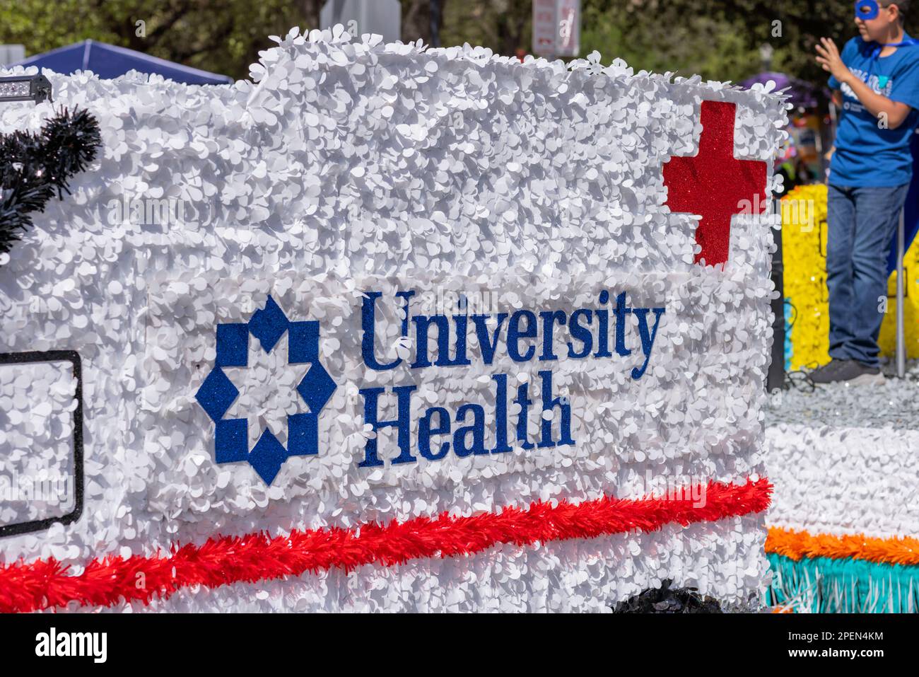 San Antonio, Texas, Stati Uniti d'America - 8 aprile 2022: La Battaglia dei Fiori Parade, la gente su un galleggiante che promuove la salute universitaria Foto Stock