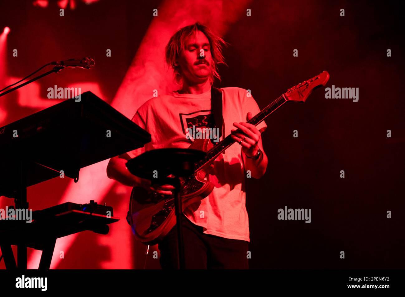 Milano, Italia. 15th Mar, 2023. Ambrose Kenny Smith di King Gizzard & The Lizard Wizard Rock band si esibisce in un concerto ad Alcatraz a Milano. (Foto di Mairo Cinquetti/SOPA Images/Sipa USA) Credit: Sipa USA/Alamy Live News Foto Stock