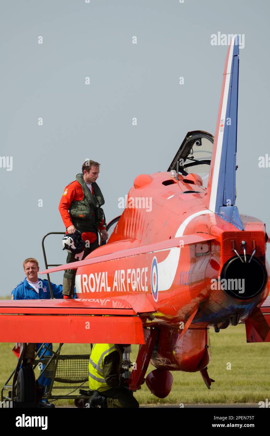 Royal Air Force Red Arrows mostra il pilota della squadra Flt Lt Mark Lawson che sale a bordo di un jet plane BAe Hawk T1 prima di essere esposto al RAF Scampton, Regno Unito Foto Stock