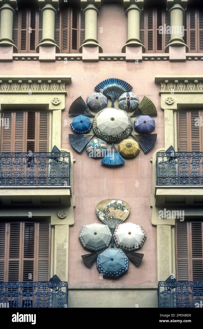 Decorazione ad ombrello su Casa Bruno Cuadros in Place de la Boqueria a  Barcellona, Spagna. L'edificio è stato ristrutturato nel 1883  dall'architetto Josep Vilaseca Foto stock - Alamy
