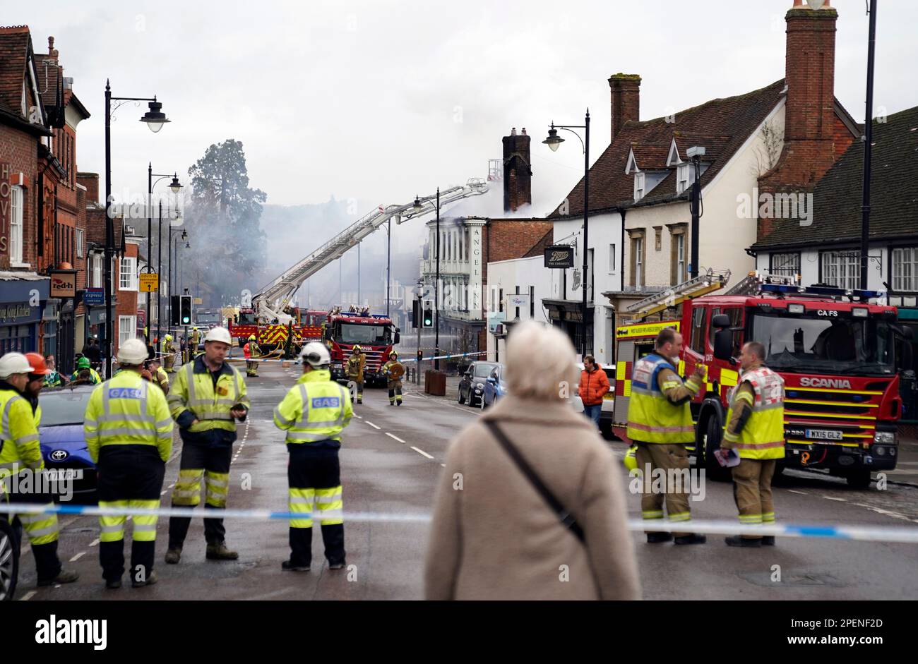 Vigili del fuoco che si trovano a Midhurst, nel Sussex occidentale, e che comprende un hotel di 400 anni che si dice ospitasse rifugiati ucraini. Si pensava che l'incendio fosse scoppiato poco dopo le 1am di giovedì in una proprietà di North Street prima di diffondersi sul tetto dell'Angel Inn accanto. Data immagine: Giovedì 16 marzo 2023. Foto Stock