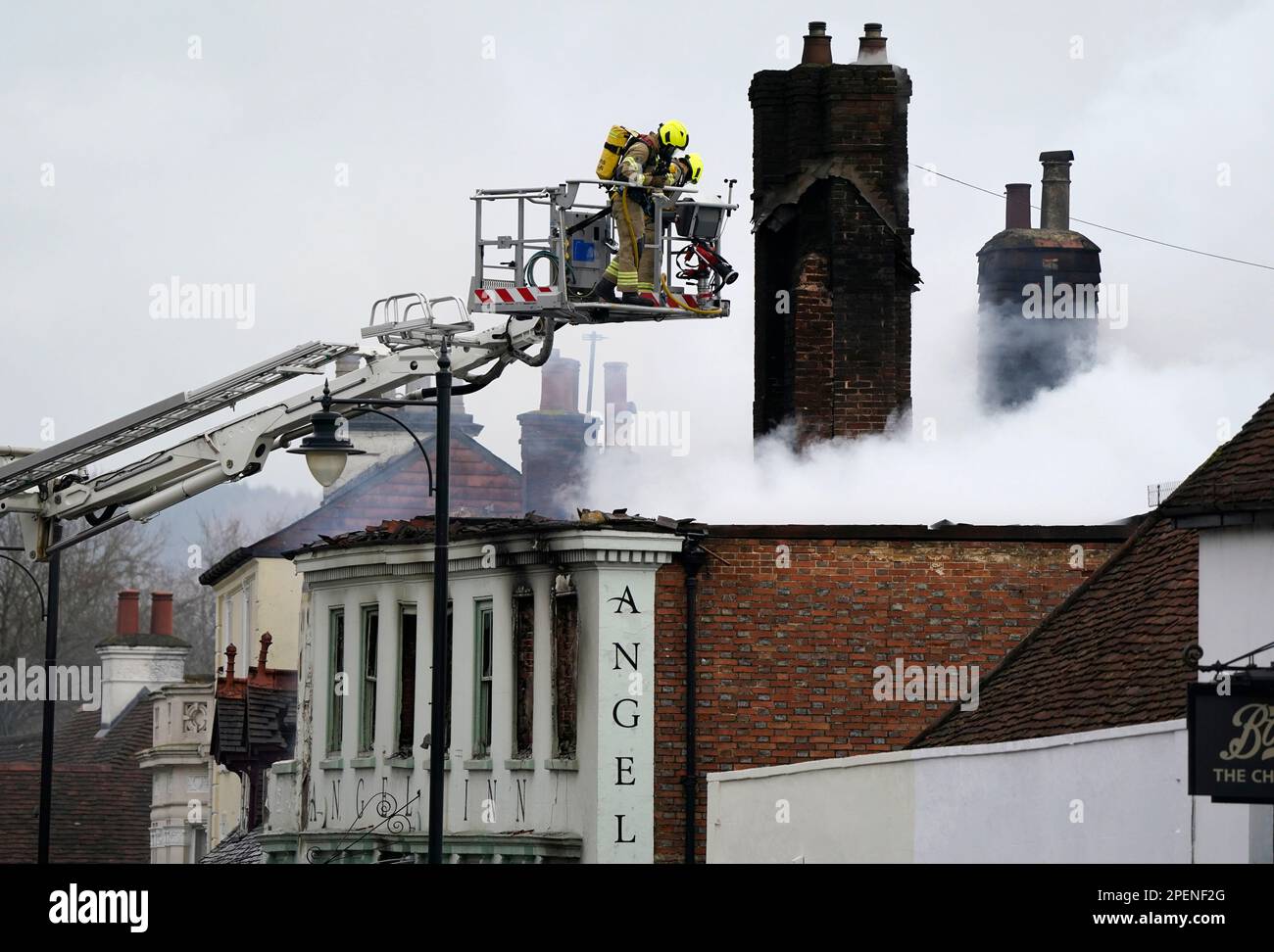 Vigili del fuoco che si trovano a Midhurst, nel Sussex occidentale, e che comprende un hotel di 400 anni che si dice ospitasse rifugiati ucraini. Si pensava che l'incendio fosse scoppiato poco dopo le 1am di giovedì in una proprietà di North Street prima di diffondersi sul tetto dell'Angel Inn accanto. Data immagine: Giovedì 16 marzo 2023. Foto Stock