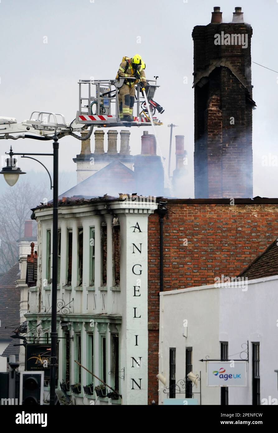 Vigili del fuoco che si trovano a Midhurst, nel Sussex occidentale, e che comprende un hotel di 400 anni che si dice ospitasse rifugiati ucraini. Si pensava che l'incendio fosse scoppiato poco dopo le 1am di giovedì in una proprietà di North Street prima di diffondersi sul tetto dell'Angel Inn accanto. Data immagine: Giovedì 16 marzo 2023. Foto Stock