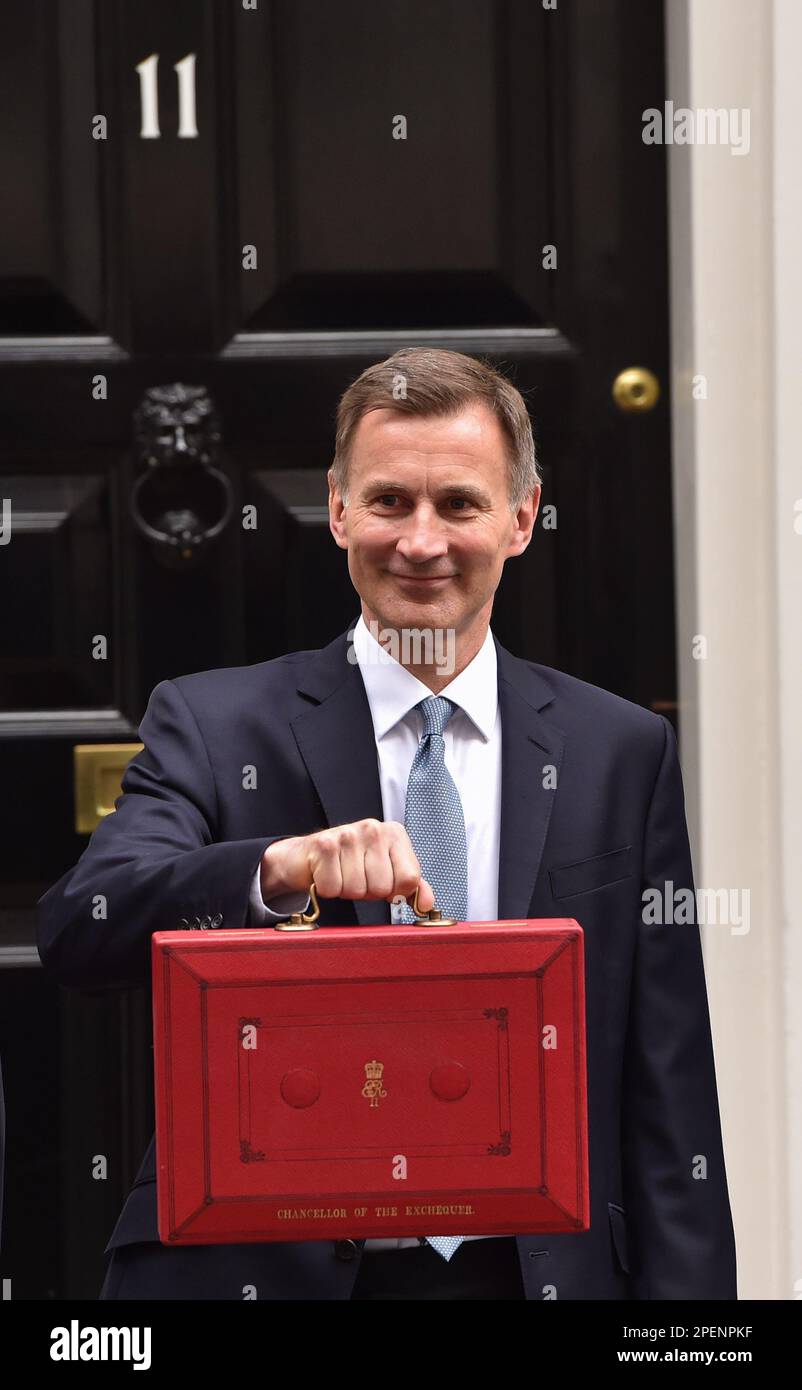 Il Cancelliere dello scacchiere JEREMY HUNT ha una scatola rossa quando lascia 11 Downing Street per consegnare il suo bilancio di primavera al Parlamento. Foto Stock