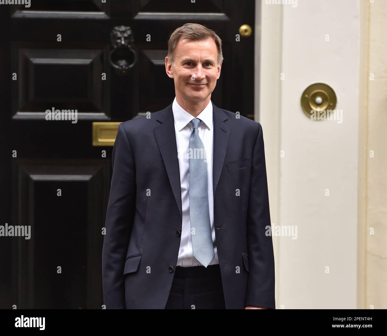 Il Cancelliere dello scacchiere JEREMY PARTE da Downing Street 11 per consegnare il suo bilancio di primavera al Parlamento. Foto Stock