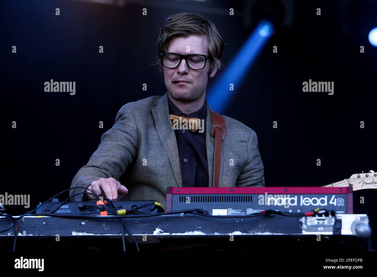 Public Service Broadcasting che si esibisce sul palco principale al festival Together the People 2015, Preston Park, London Road, Brighton, East Sussex, REGNO UNITO. 6th settembre 2015 Foto Stock