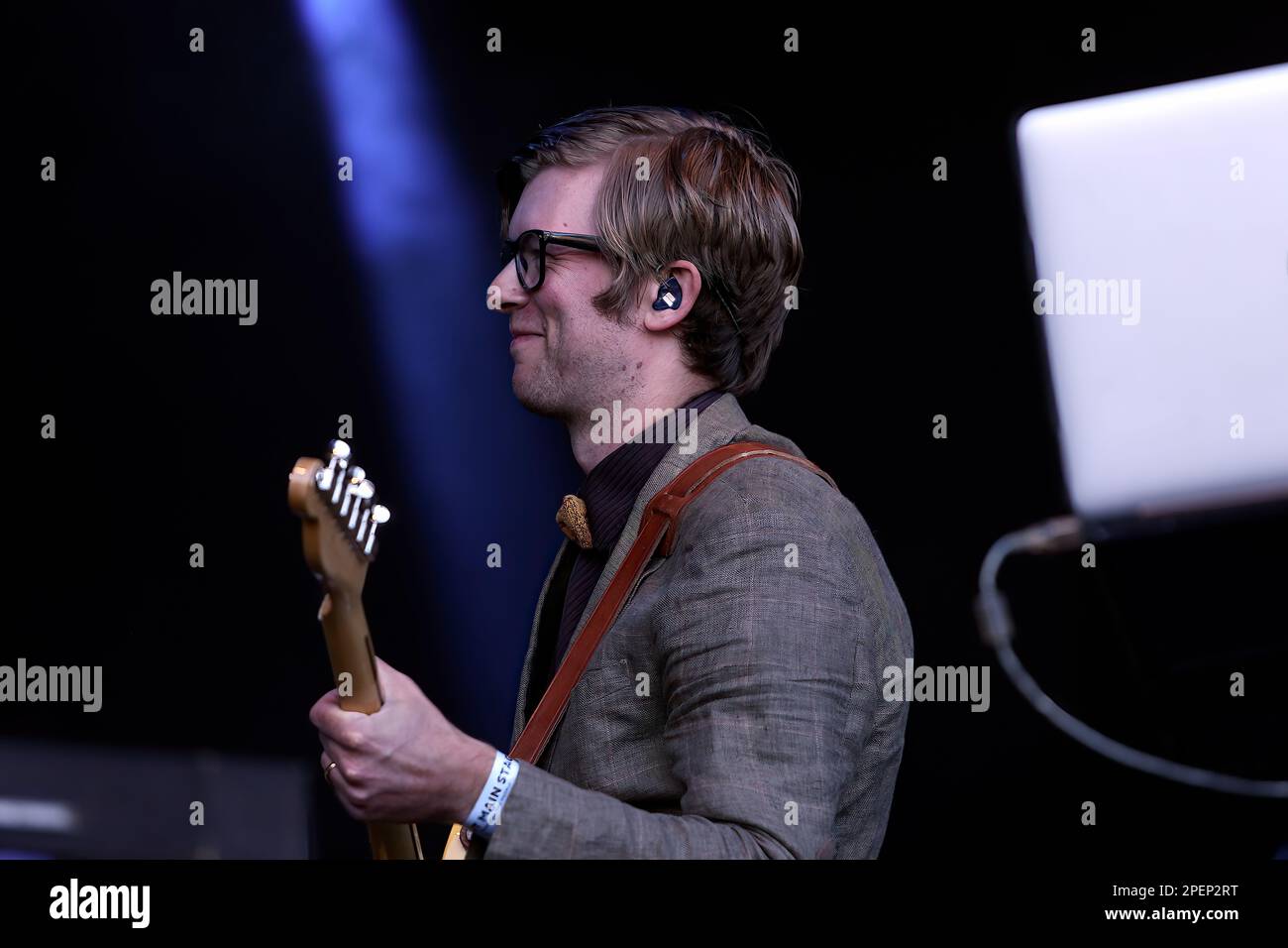 Public Service Broadcasting che si esibisce sul palco principale al festival Together the People 2015, Preston Park, London Road, Brighton, East Sussex, REGNO UNITO. 6th settembre 2015 Foto Stock