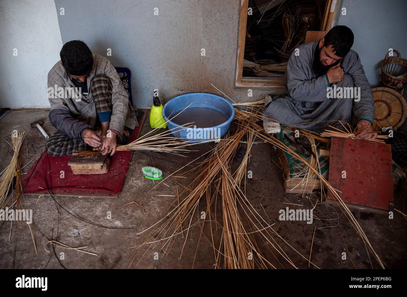 Gli artigiani usano i ramoscelli sbucciati per produrre i cestini fatti a mano al loro posto di lavoro in Ganderbal. Il vimini di Willow, conosciuto anche come Keani Keam localmente, è una forma d'arte artigianale del Kashmir che coinvolge la tessitura con canne di salice. Sia per i mercati nazionali che internazionali, una vasta gamma di prodotti viene prodotta utilizzando questa tecnica. Il beneficio di usando salice su bambù o canna è che è più durevole e resistente agli insetti. Quasi 5000 persone sono impiegate in questo mestiere in tutto lo stato. La tessitura del cesto è stata una parte di tante culture in tutto il mondo, ed è in realtà la più antica Foto Stock