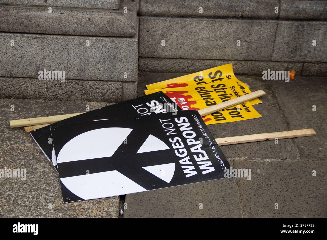 Londra, Regno Unito. 15th Mar, 2023. Manifestanti di vari gruppi, tra cui insegnanti, lavoratori civili, medici, NHS, Il personale DI UCU, quello della metropolitana di Londra e altri, si sono riuniti a Trafalgar Sq per dimostrare come parte di uno sciopero nazionale per un aumento della retribuzione in occasione del Budget Day. Credit: Sinai Noor/Alamy Live News Foto Stock