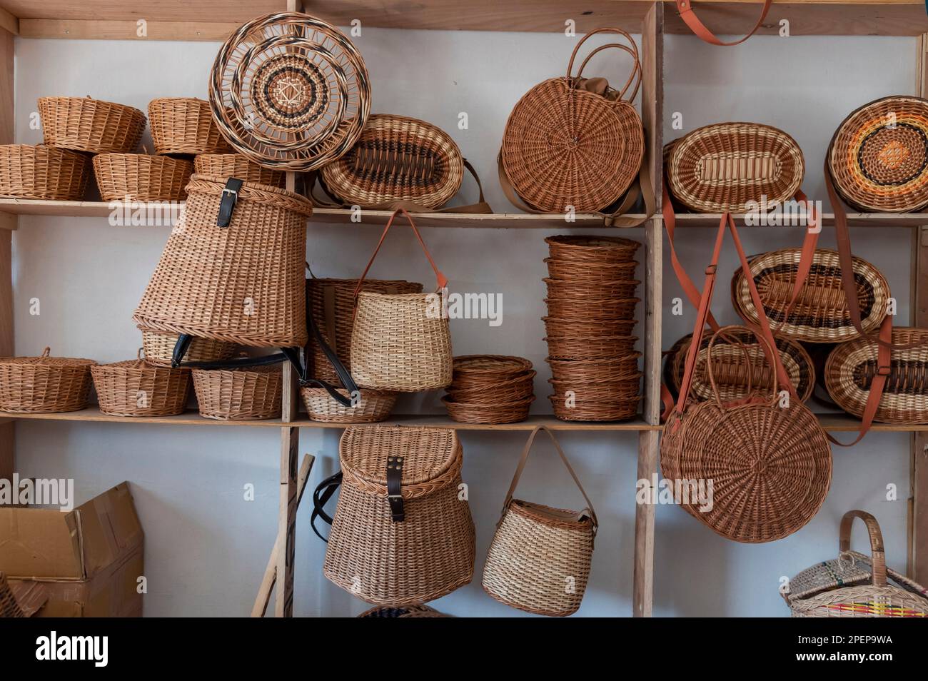 Oggetti fatti a mano in vimini salici sono esposti in uno showroom di Ganderbal. Il vimini di Willow, conosciuto anche come Keani Keam localmente, è una forma d'arte artigianale del Kashmir che coinvolge la tessitura con canne di salice. Sia per i mercati nazionali che internazionali, una vasta gamma di prodotti viene prodotta utilizzando questa tecnica. Il beneficio di usando salice su bambù o canna è che è più durevole e resistente agli insetti. Quasi 5000 persone sono impiegate in questo mestiere in tutto lo stato. La tessitura del cesto è stata una parte di tante culture in tutto il mondo, ed è in realtà la più antica AN Foto Stock