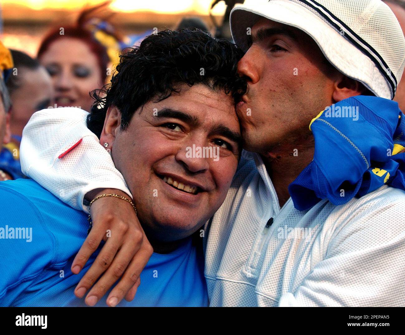 Boca Junior's player Carlos Tevez, right, kisses at Argentine soccer legend Diego Maradona, left, Sunday, Aug. 29, 2004, in Boca Junior's stadium before Argentine first division soccer match between Boca and Racing Club. (AP Photo/Daniel Luna) Foto Stock
